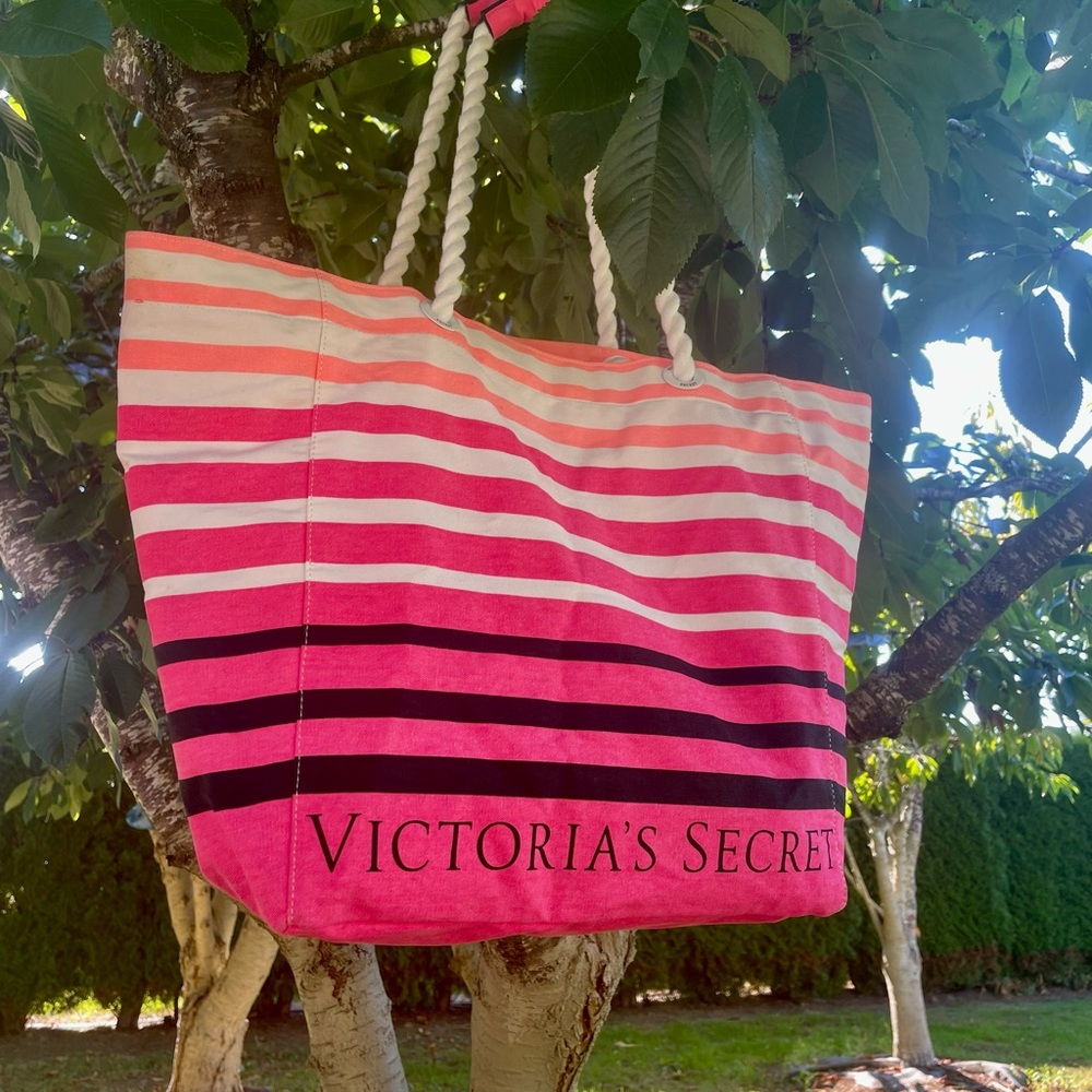 ✅ Victoria’s  Secrets Tote ❤️